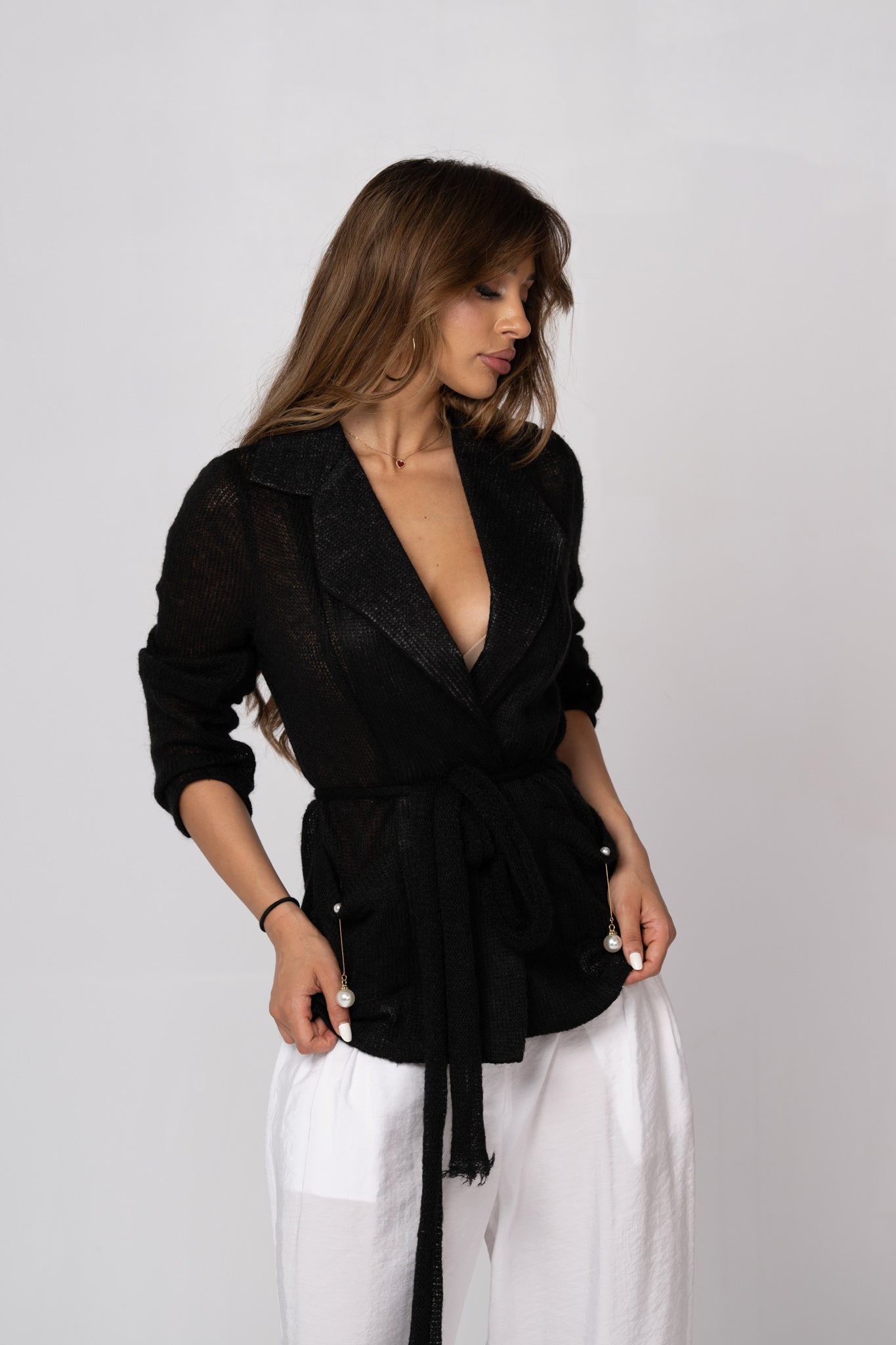 Model purtând un sacou negru AMV Atelier cu cordon și pantaloni albi